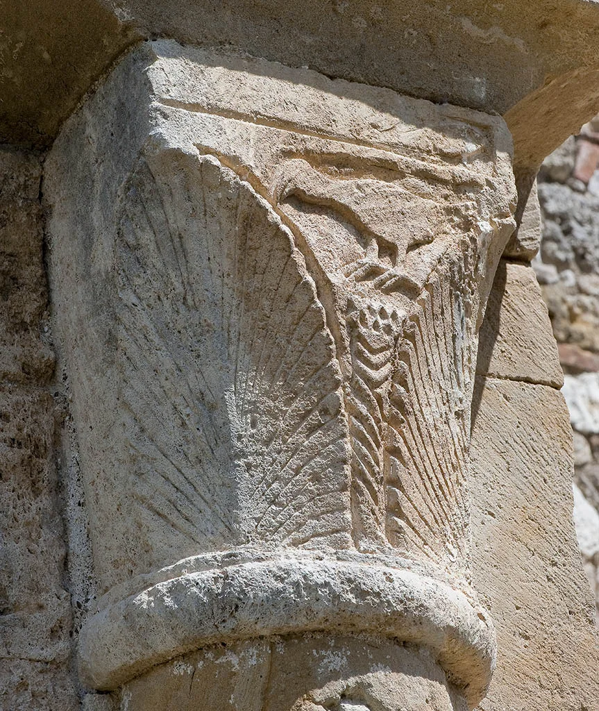 Capitello romanico scolpito della Badia a Coneo: intrecci vegetali e nodi, il fumetto di pietra dell'ordine divino