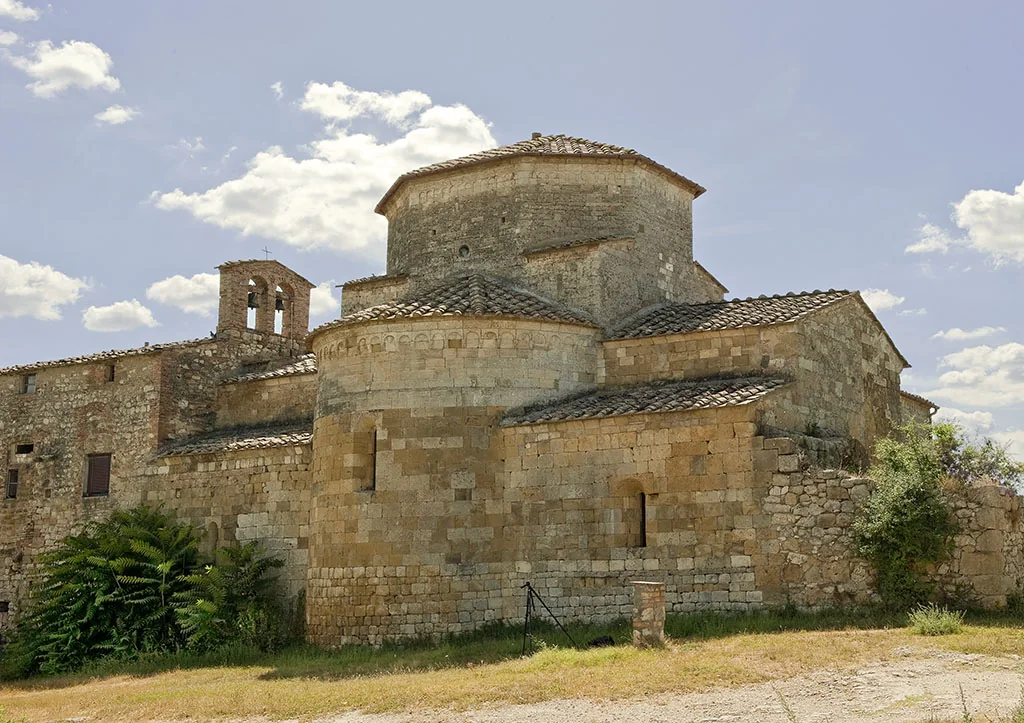 Badia di Santa Maria a Coneo, abbazia romanica del XII secolo sulla Via Francigena a 5 minuti da Colle Alta