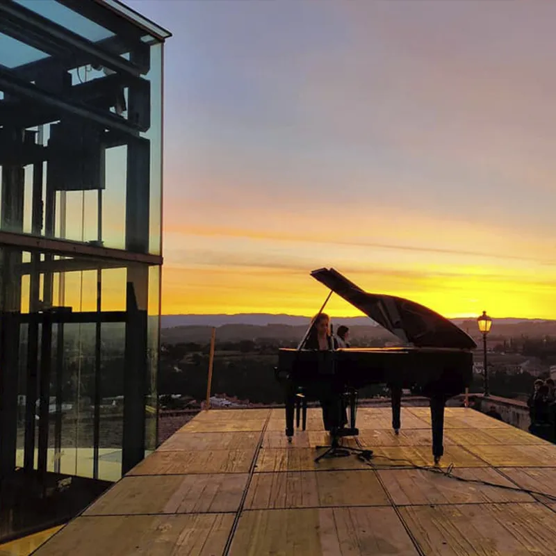 Pianoforte a coda al tramonto sul Baluardo, accanto all'ascensore di Colle Alta