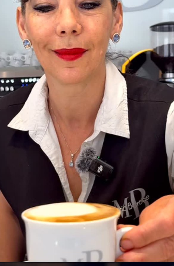 Isabella al bancone, cappuccino