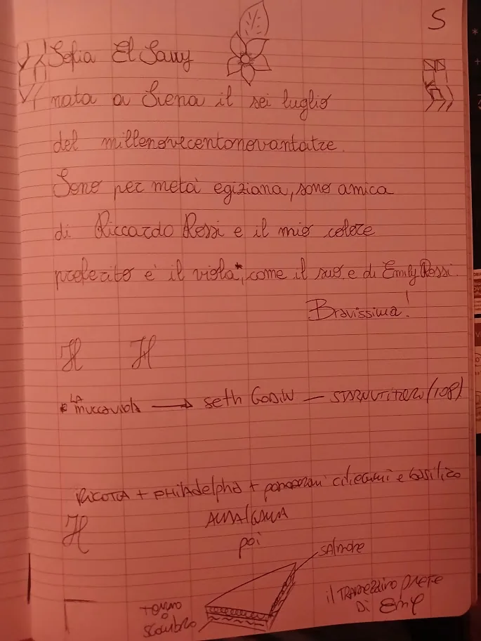 La pagina del quaderno del Founder scritta a mano da Sofia Elsawy: il viola, l'amicizia con Riccardo Rossi e il tramezzino disegnato